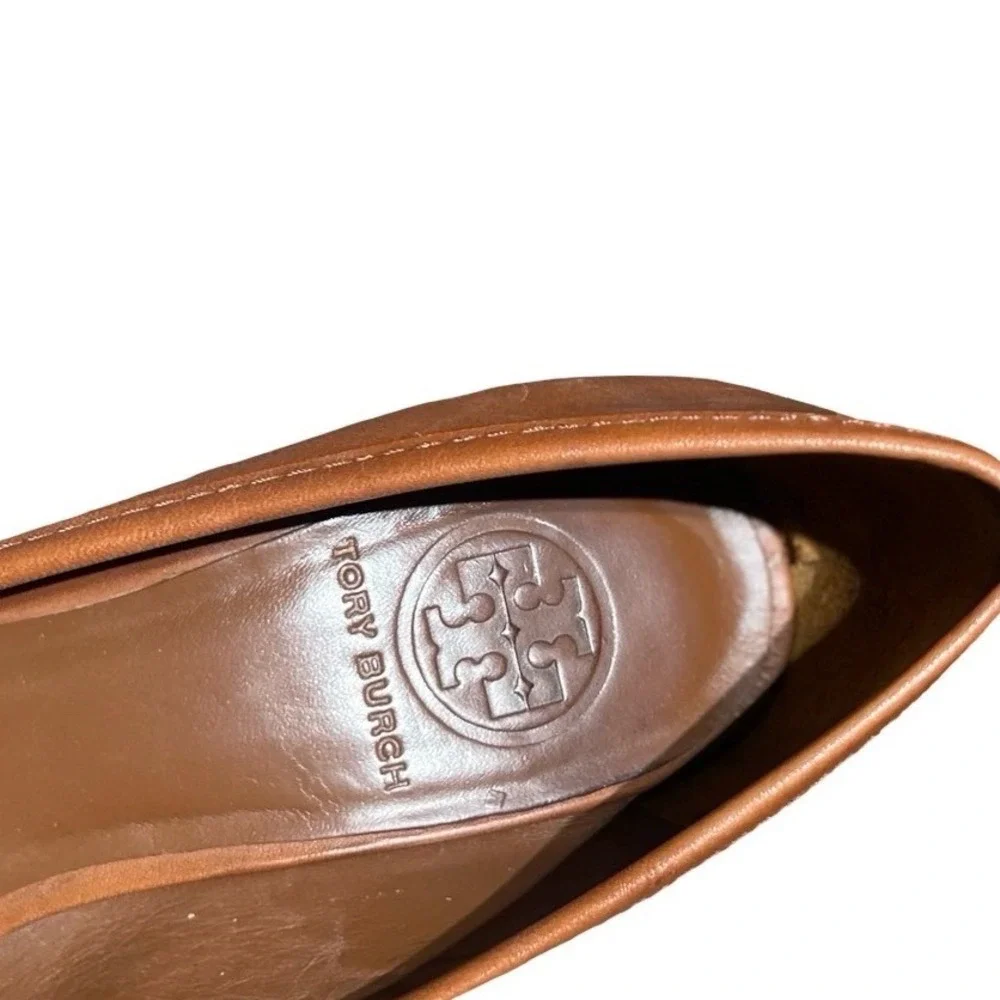 Tory Burch Sally Tan Leather Wedge Pumps Gold Reva Logo Medallion Size 8.5M